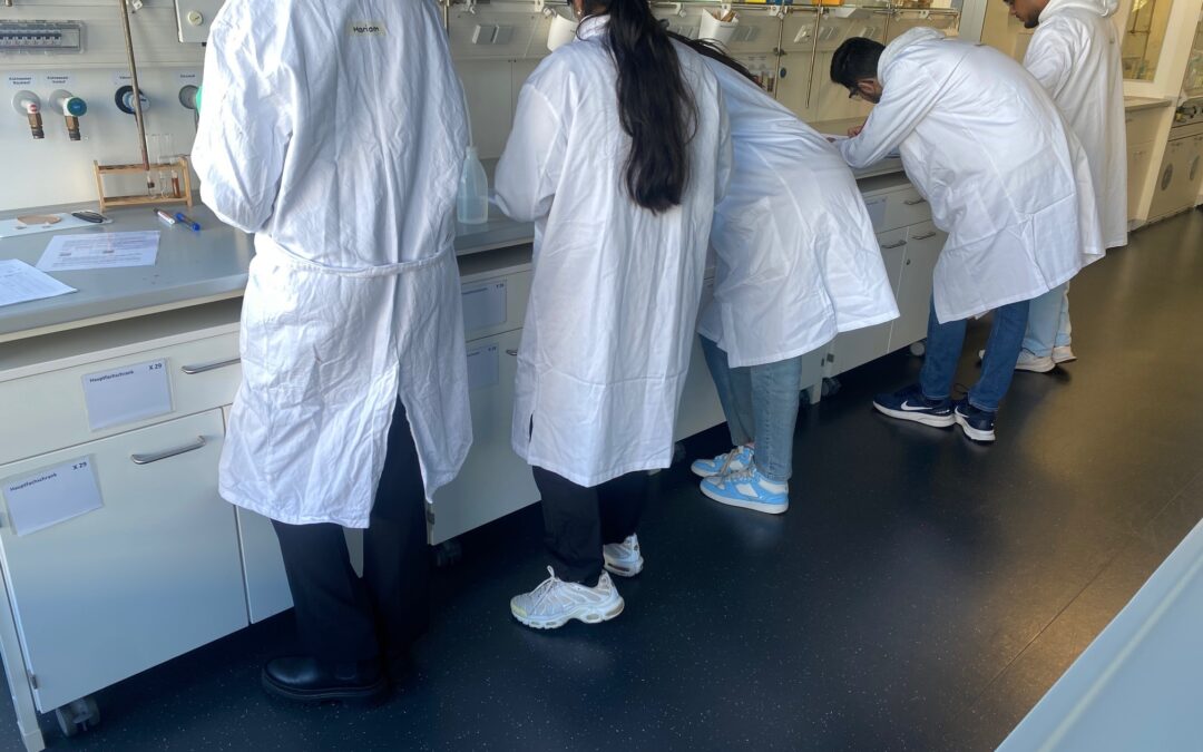 Filmreife Chemie: Schüler*innen der E1 erforschen chemische Phänomene im Schülerlabor der Universität Gießen