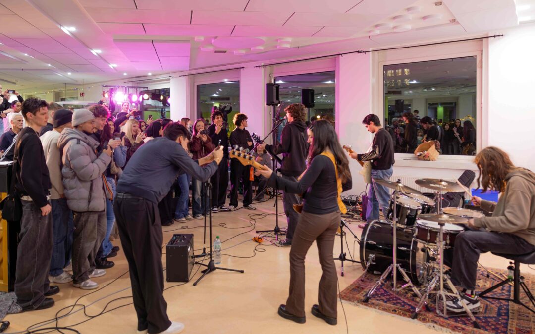 Toni tritt auf – Premiere