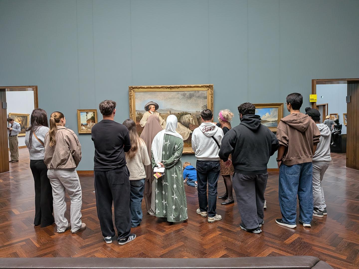 staedel1 Schülerinnen und Schüler im Museum vor einem Bild